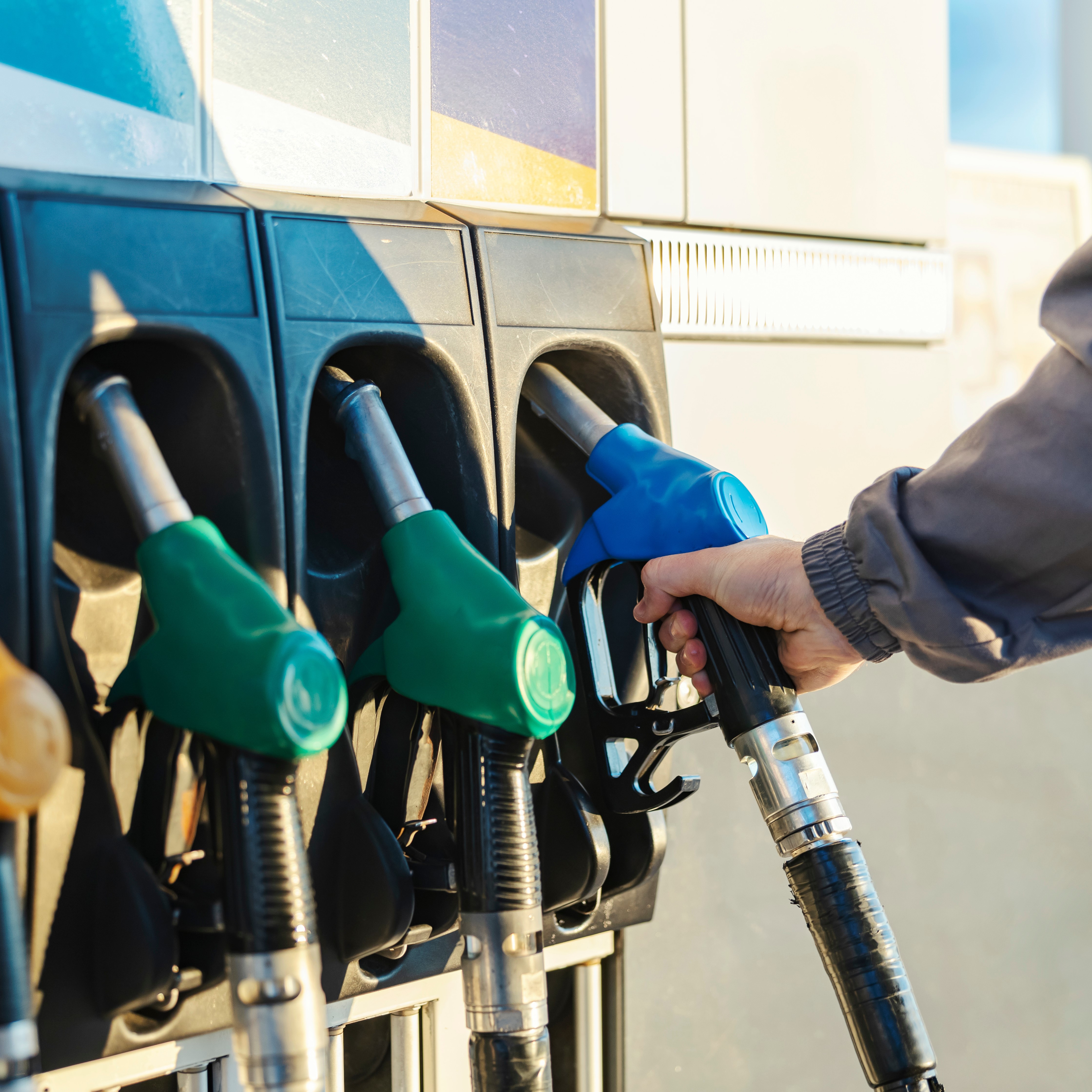 Lower oil costs and fuel demand help lower pump prices