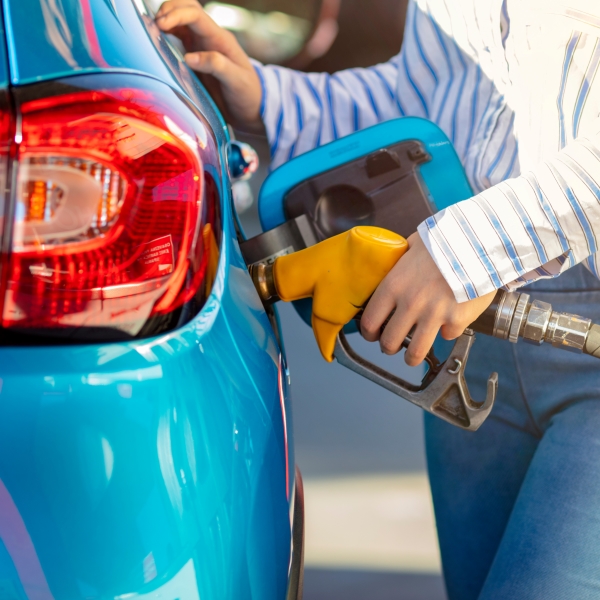 Lower oil prices help stop rise of pump prices